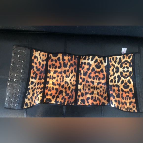 Waist trainer corset. M size. Measures 26 inches in the waist. Barely worn. - Picture 3 of 8